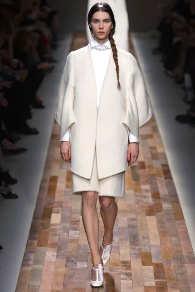 Look 10